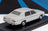 Voiture miniature blanche sur socle noir, idéale pour les collectionneurs Vroomi.