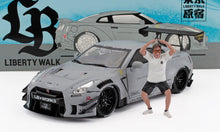 NISSAN - GT-R (R35) TYPE 2 LIBERTY WALK LB WORKS COUPE WITH AMERICAN DIORAMA FIGURE 2018 - GREY - Vroomi