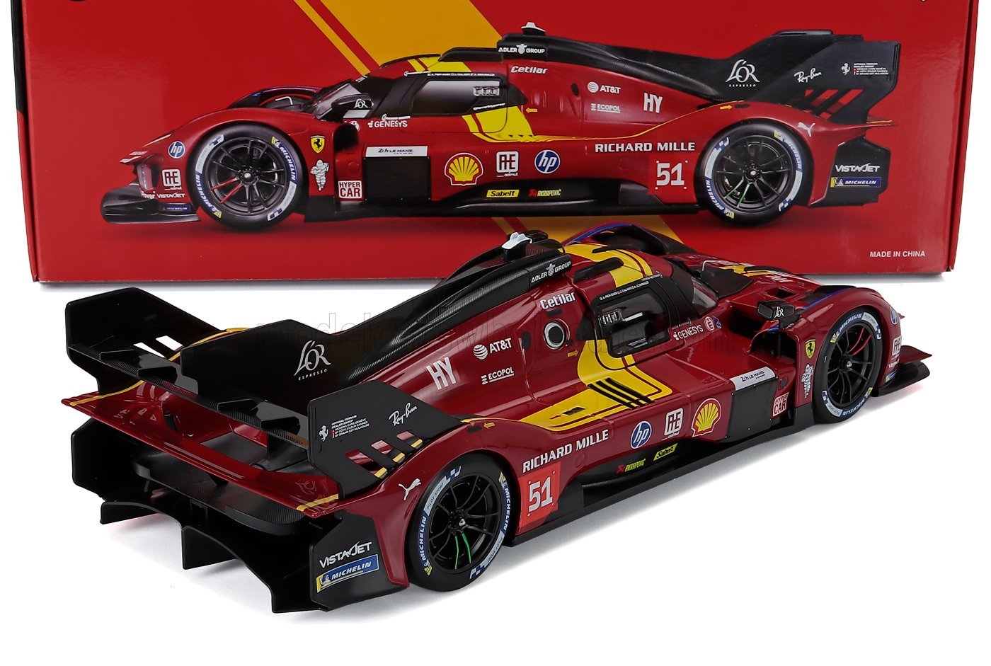 Rood Ferrari-raceauto-model op schaal 1:18 met sponsorlogo’s, nu online verkrijgbaar als verzamelobject.