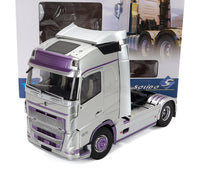 Voiture miniature Volvo FH argent et violet par Solido, présentée avec son emballage Vroomi