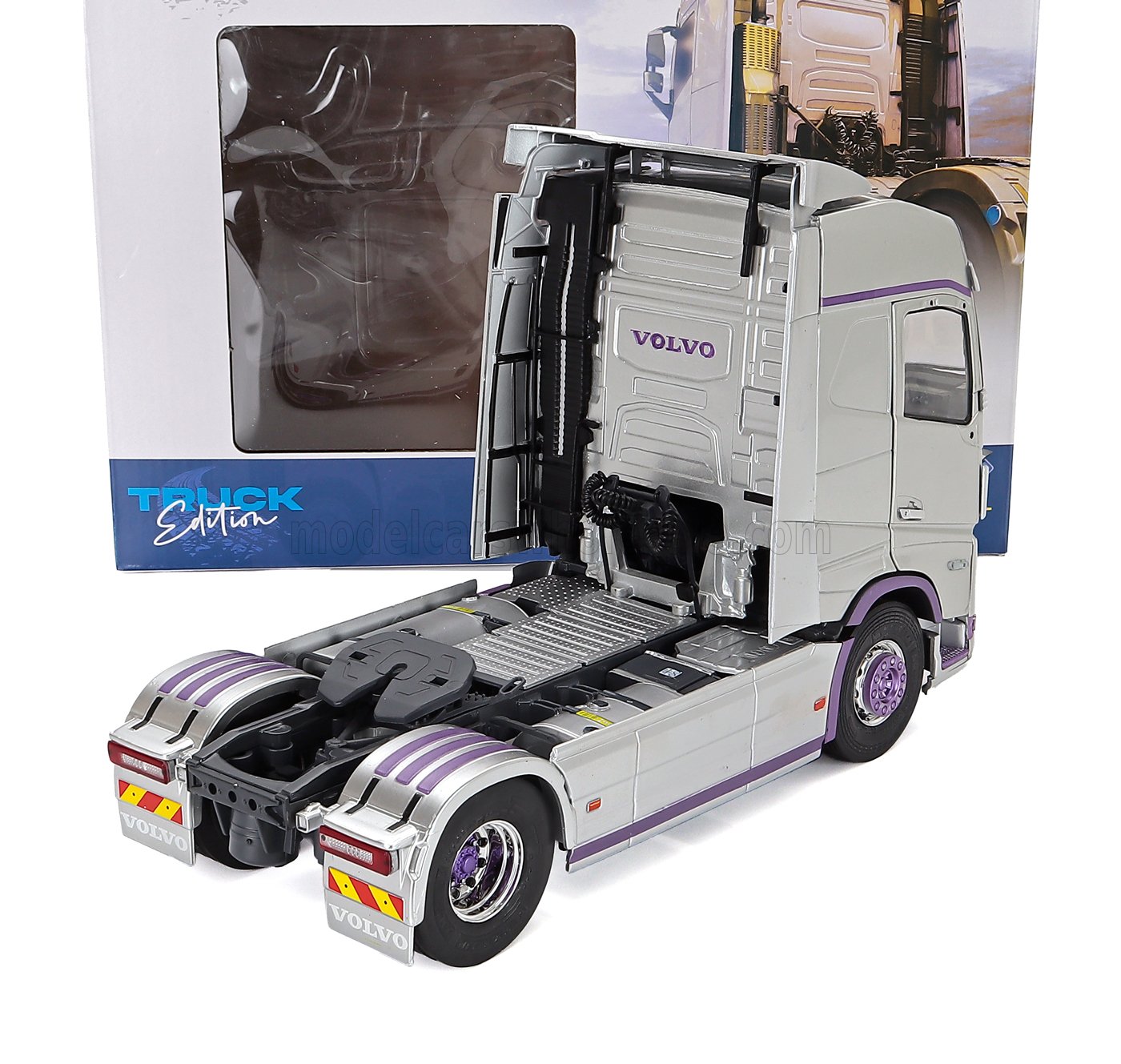 VOLVO - FH16 750 GLOBETROTTER XL CAMINHÃO TRACTOR DE 2 EIXOS 2021 - PRATA E ROXO - Vroomi