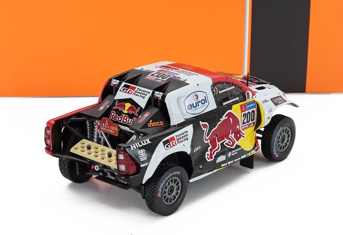 Voiture miniature Toyota Hilux GR Rallye avec livrée Red Bull, décalcomanies détaillées et pneus tout-terrain — Vroomi