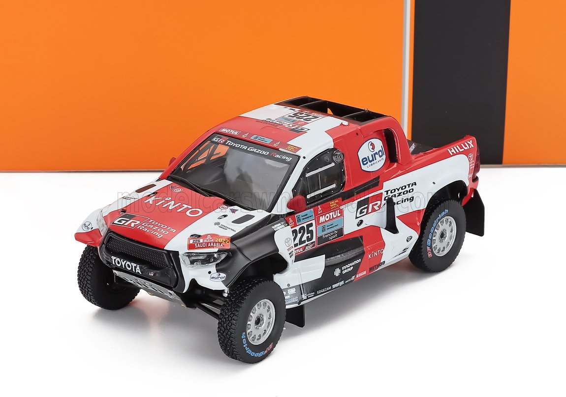 Voiture miniature Toyota Hilux GR Rallye par Vroomi, réplique détaillée à l'échelle 1:18 avec décalcomanies de course et pneus tout-terrain