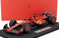 Modellino in scala Ferrari SF-24 Formula 1 rosso su base espositiva, con loghi Shell e Santander, da Vroomi.