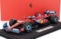 Rood Ferrari SF-24 schaalmodel met HP- en Shell-stickers, weergegeven op zwarte sokkel — Vroomi