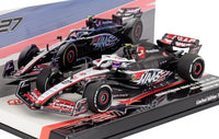 Coche a escala Haas F1 Team VF-23 de Vroomi, edición limitada con decoración MoneyGram, expuesto sobre peana