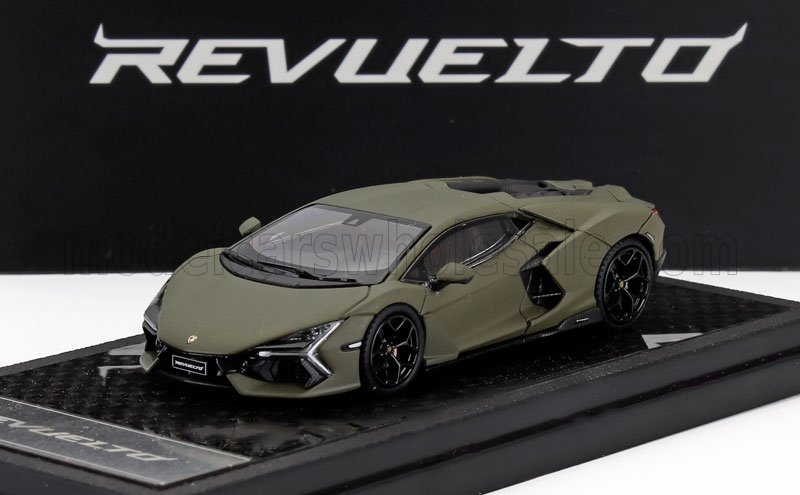 Voiture miniature Lamborghini Revuelto vert olive en vitrine, sélectionnée par Vroomi pour les collectionneurs