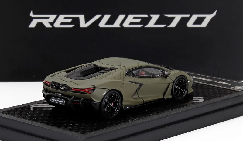 Voiture miniature Lamborghini Revuelto vert olive en vitrine, proposée par Vroomi pour les collectionneurs