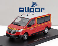 Modellino in scala Renault Trafic SDIS 04 Sapeurs Pompiers rosso da Vroomi, replica dettagliata del furgone di emergenza con strisce gialle