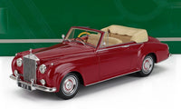 Voiture miniature Rolls-Royce cabriolet rouge avec intérieur crème, présentée chez Vroomi pour les collectionneurs.