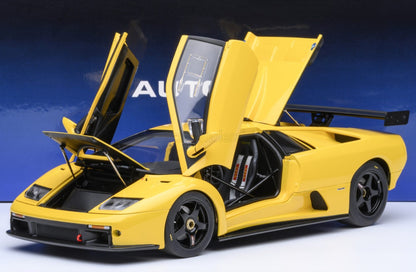 Modelo de coche deportivo Lamborghini Diablo amarillo con puertas de tijera y alerón trasero, disponible en la plataforma Vroomi