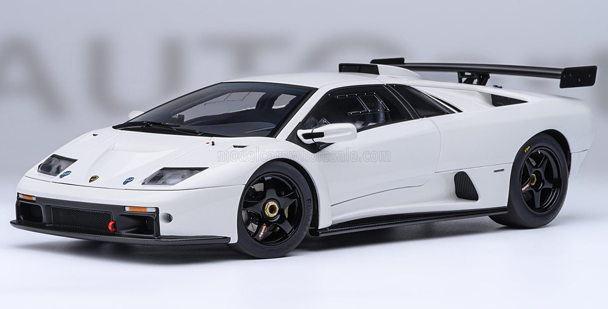 Maqueta del Lamborghini Diablo GTR en color blanco con llantas y alerón trasero negros, disponible en Vroomi