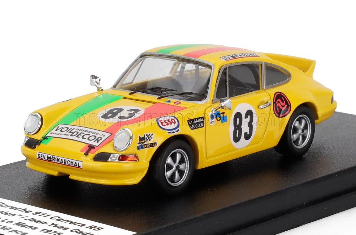 Modellino di Porsche 911 Carrera RS gialla con adesivi da corsa, numero 83, mostrato su un espositore, disponibile tramite Vroomi.