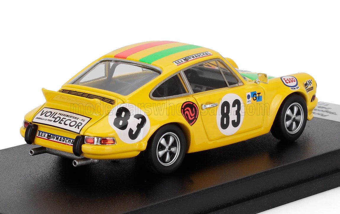 Modellino di auto da corsa vintage gialla con il numero 83, strisce verdi e rosse, su base nera, disponibile su Vroomi.