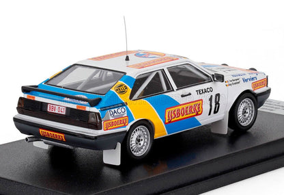 Modelo de carro de rali branco à escala 1:43 com a marca IJSBOERKE em azul e amarelo, número 18, em base de exposição, à venda na Vroomi