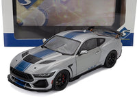 modellino , una Mustang Shelby in scala in argento con strisce blu, presentata da Vroomi per i collezionisti.