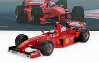 Rood Ferrari F1-schaalmodel met logo’s van Shell en Asprey, tentoongesteld bij Vroomi voor verzamelaars.