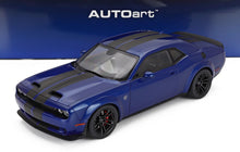 Blaues Dodge Challenger SRT Hellcat-Modellauto von AUTOart mit Carbonstreifen — Vroomi