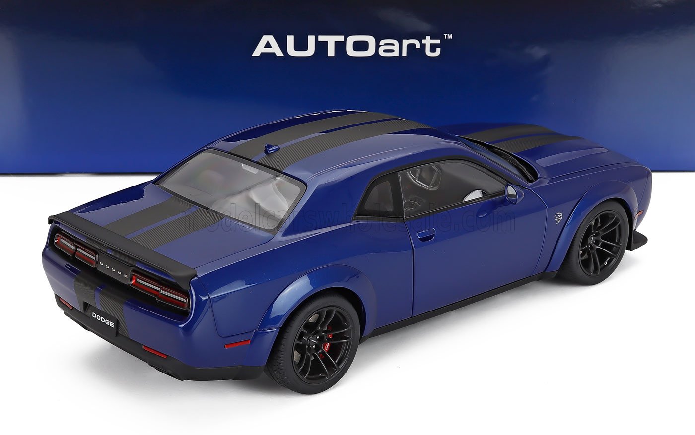 Blaues Dodge Challenger-Modellauto von AUTOart, ausgestellt bei Vroomi für Sammler.