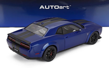 Blaues Dodge Challenger-Modellauto von AUTOart, ausgestellt bei Vroomi für Sammler.