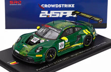 Grünes Porsche 911 GT3 R-Modellauto von Vroomi mit der Lackierung für das 24-Stunden-Rennen von Spa 2025 und detaillierten Rennaufklebern.