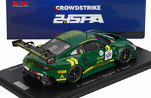 Grünes Porsche 911 GT3 R-Modellauto mit der Lackierung „120“, präsentiert auf einem Sockel vor dem Hintergrund „CrowdStrike 24H Spa“ bei Vroomi