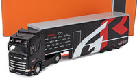 Modellino in scala camion trasportatore Scania Toyota GR Racing di Vroomi, livrea nera e rossa con loghi sponsor di grande dettaglio.