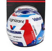 helmet im Maßstab 1:2 helmet Vroomi mit der Lackierung von Cognizant, Valvoline und Aramco.