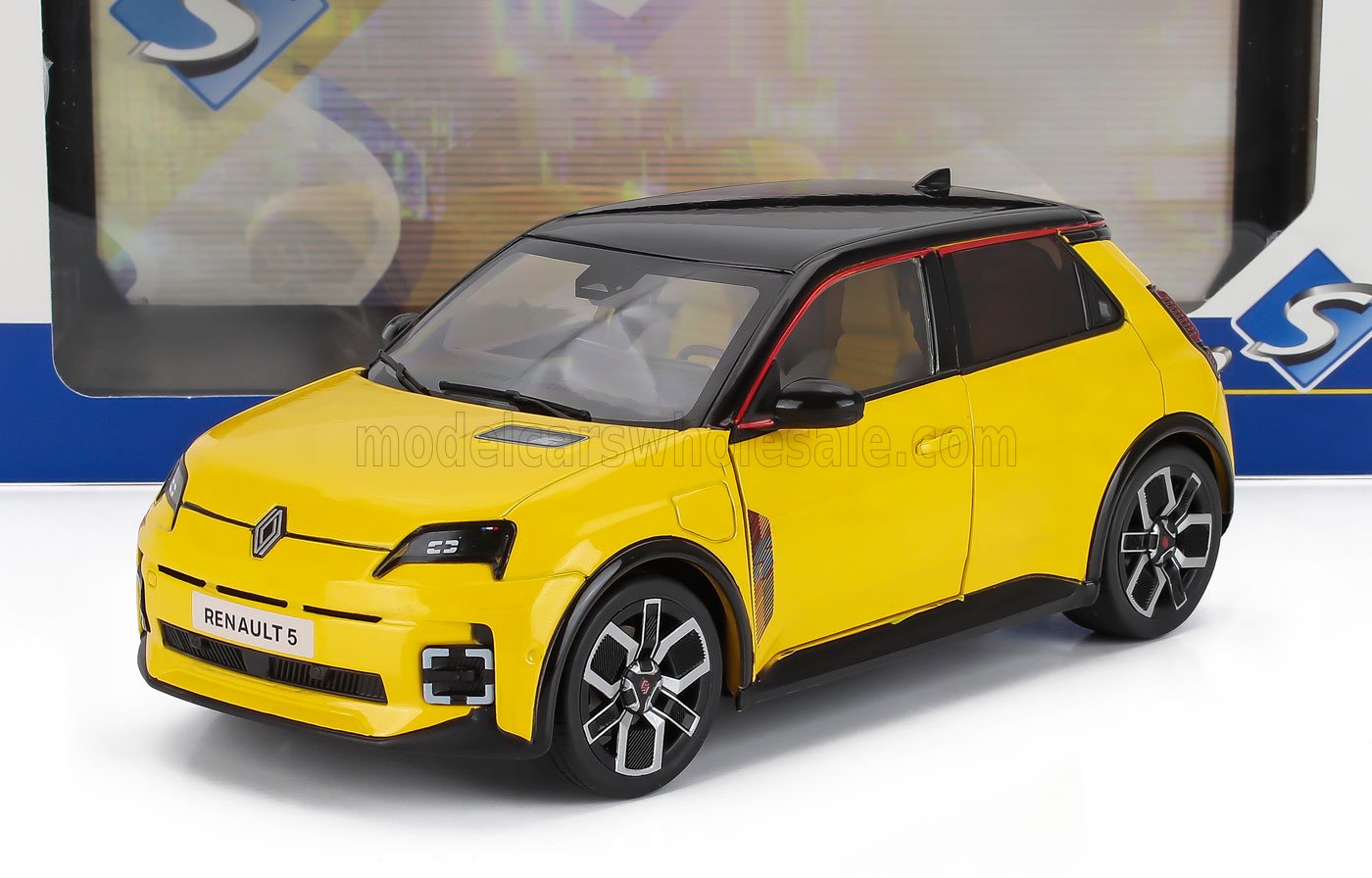 Modelo de carro Renault 5 amarelo e preto com detalhes realistas, agora disponível na plataforma Vroomi