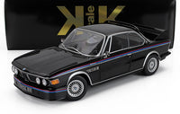 Modellino in scala BMW 3.0 CSL E9 nero con strisce blu e rosse, presentato da Vroomi per collezionisti