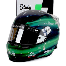 Vroomi-Modellauto helmet den Markenlogos von Stake, Hyland und Singha im auroragrünen Design