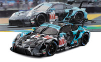 Voiture miniature Porsche 911 RSR N 77 en livrée bleue et noire, présentée avec décor de course chez Vroomi
