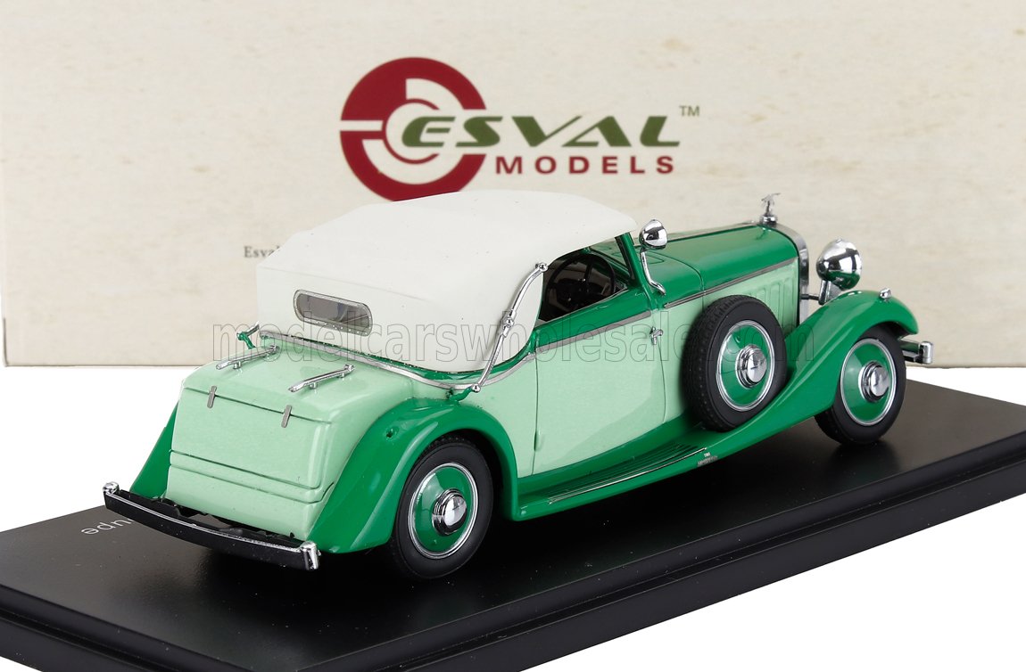 Grün-cremefarbenes Vintage-Cabrio-Modellauto auf einem Ausstellungsständer von Esval Models, erhältlich bei Vroomi
