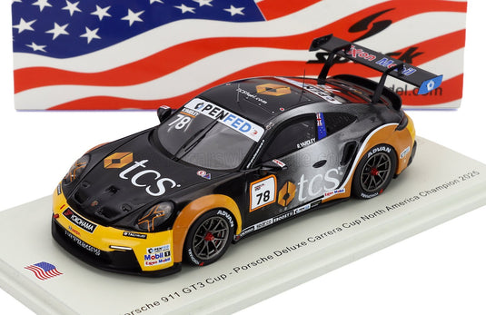 modellino in scala della Porsche 911 GT3 Cup, n. 78, Campione del Nord America 2025, esposto con la bandiera degli Stati Uniti — Vroomi