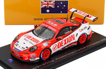 Rot-weißes Porsche 911 GT3 Cup-Modellauto, Dexion-Lackierung, australischer Meister 2025, ausgestellt bei Vroomi