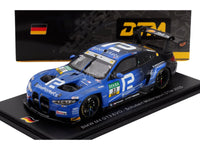 Coche a escala del BMW M4 GT3 EVO en azul con decoraciones de carreras en negro y blanco, y logotipos de Robomarket y Dekra