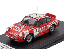 PORSCHE - 911 SC COUPÉ ÉQUIPE BASTOS N 4 VAINQUEUR DU RALLYE OMLOOP VAN VLAANDEREN 1983 PATRICK SNIJERS - DANY COLEBUNDERS - ROUGE BLANC - Vroomi