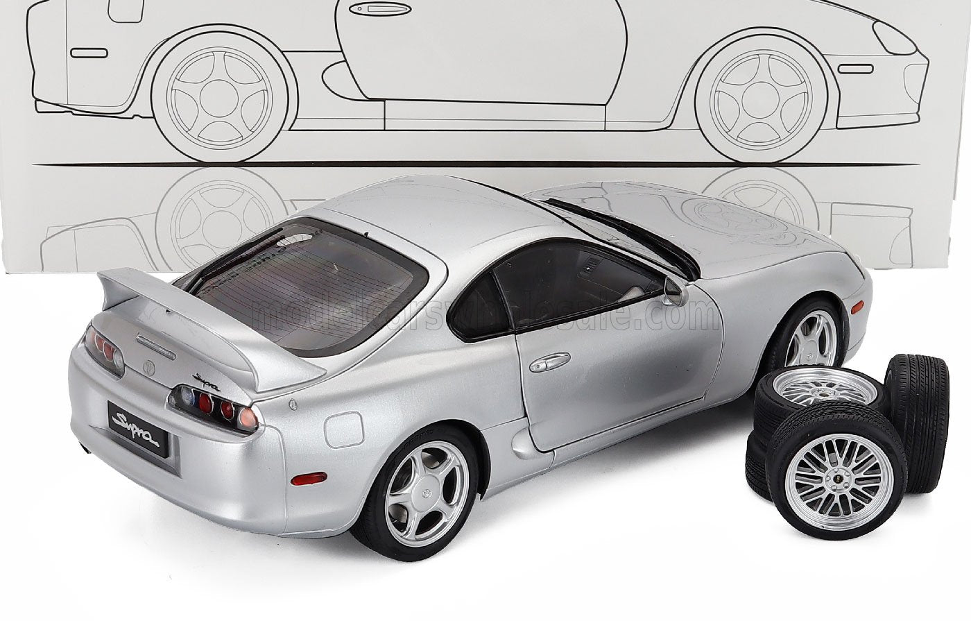 Voiture miniature Toyota Supra (A80) argentée avec roues de secours, présentée par Vroomi pour les collectionneurs
