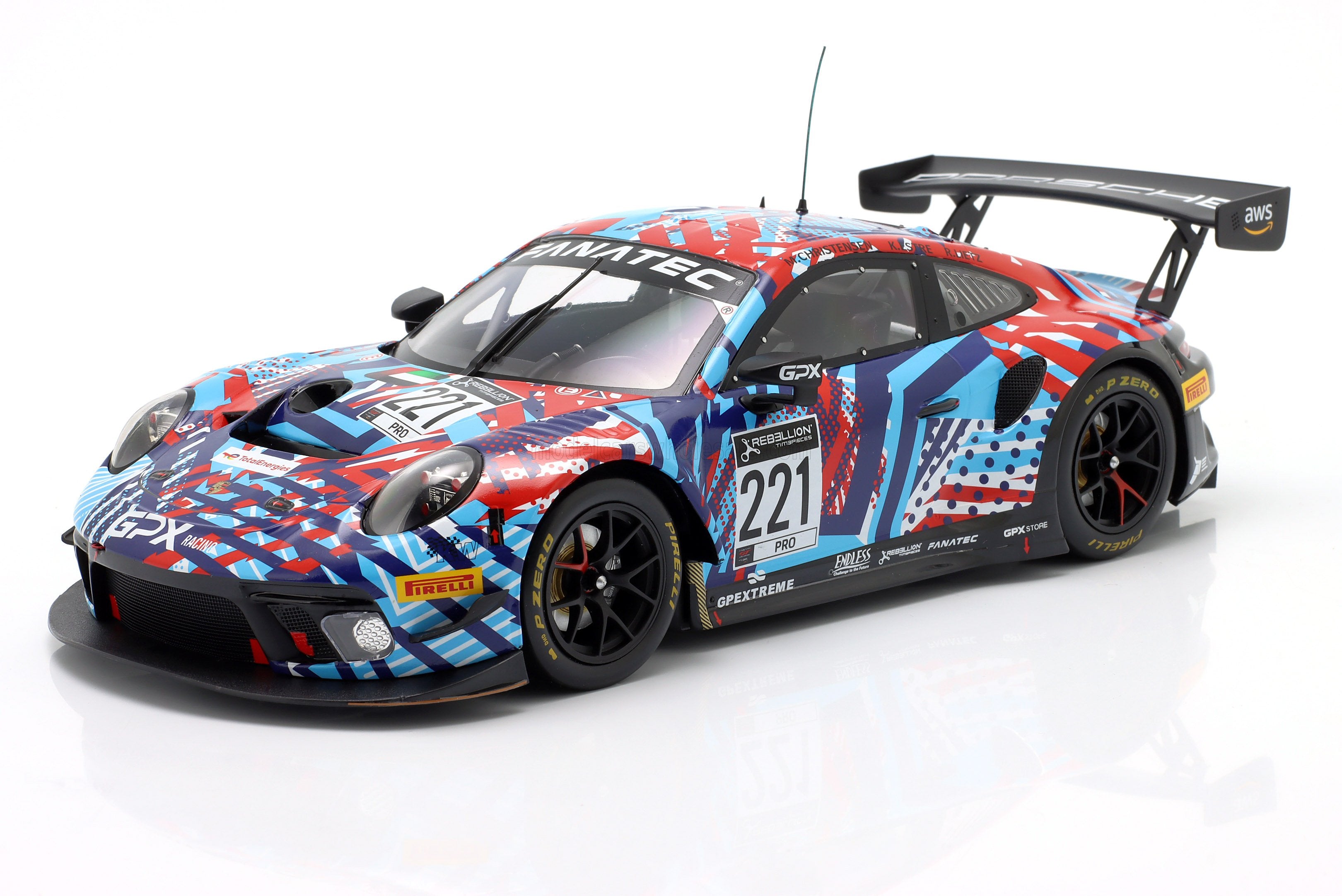 Voiture miniature Porsche 911 GT3 R avec livrée rouge, bleue et blanche, numéro de course 221, par Vroomi