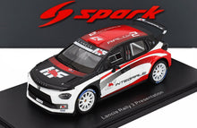Lancia Rally 2-Modellauto von Spark, präsentiert auf einem Vroomi-Präsentationssockel mit rot-weiß-schwarzer Lackierung.