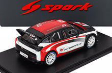 Lancia Rally 2 Modellauto von Spark, präsentiert auf schwarzem Sockel – Vroomi Sammleredition