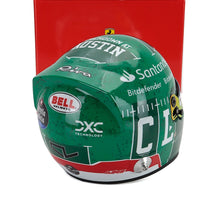 Grüner helmet Modellauto zum Sammeln von Vroomi, mit Sponsorenlogos und Austin-Design