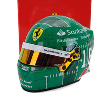 Grüner helmet Sponsorenlogos, bei Vroomi als Sammlermodell im Maßstab eines Autos ausgestellt