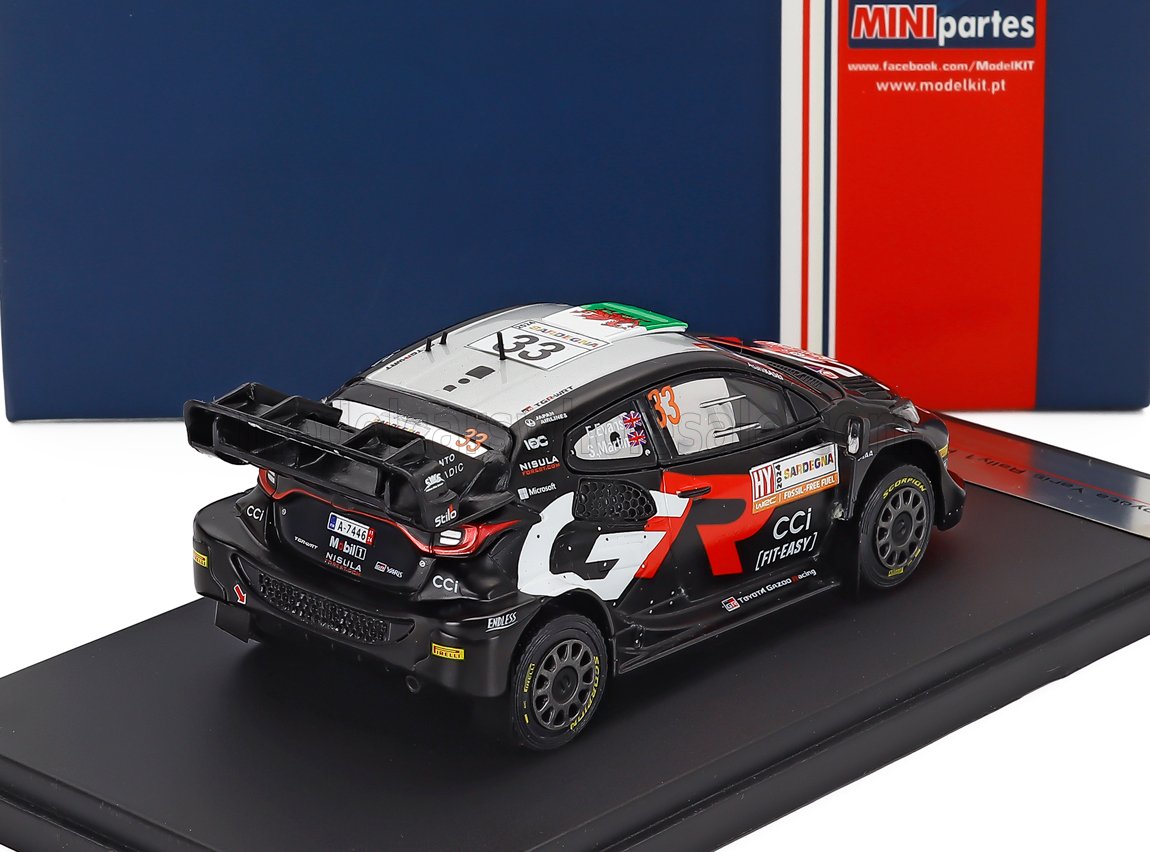 Voiture miniature Toyota GR Yaris Rally1 noir et blanc avec livrée #33, présentée sur socle chez Vroomi