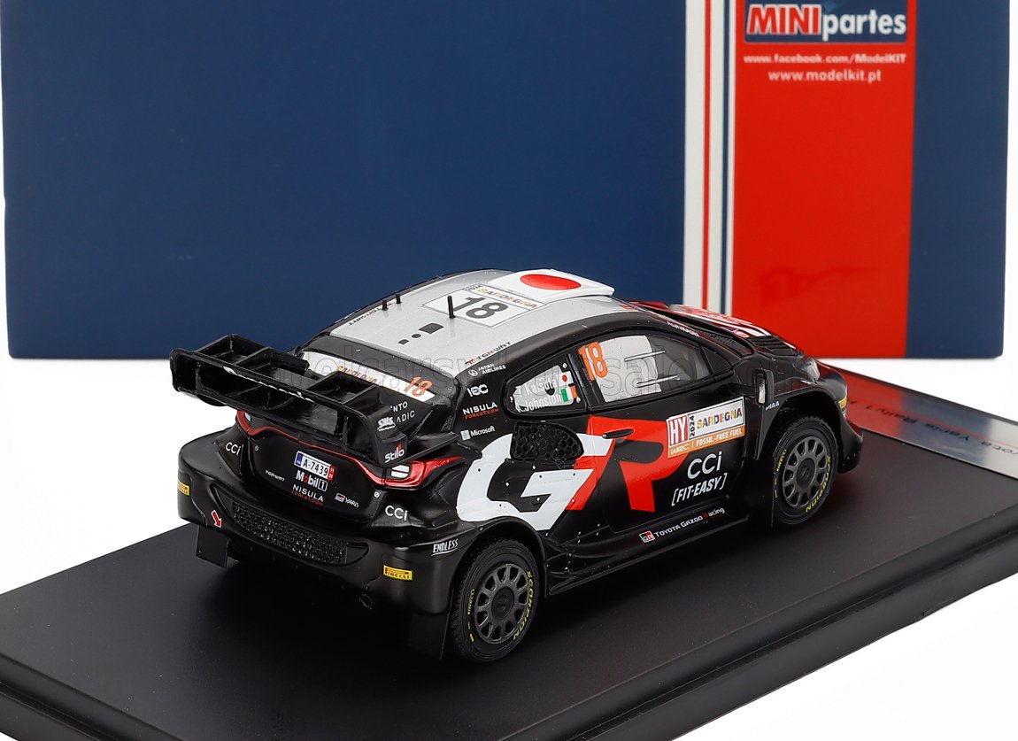 Voiture miniature Toyota GR Yaris Rally1 noir et blanc avec livrée #18, présentée sur socle chez Vroomi