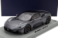 Modellino in scala Maserati MC20 grigio su base espositiva, replica in metallo pressofuso di grande dettaglio da Vroomi