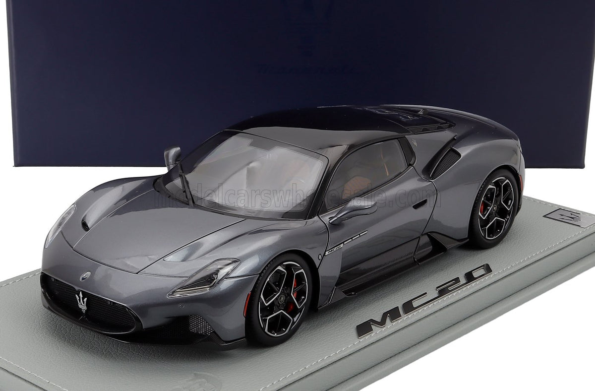 Maserati MC20 2020 Grigio Mistero with Showcase Maserati Models 1:18 scale model