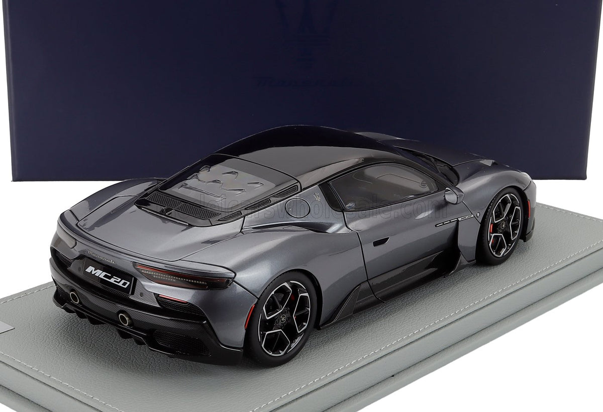 Maserati MC20 2020 Grigio Mistero with Showcase Maserati Models 1:18 scale model - image 2