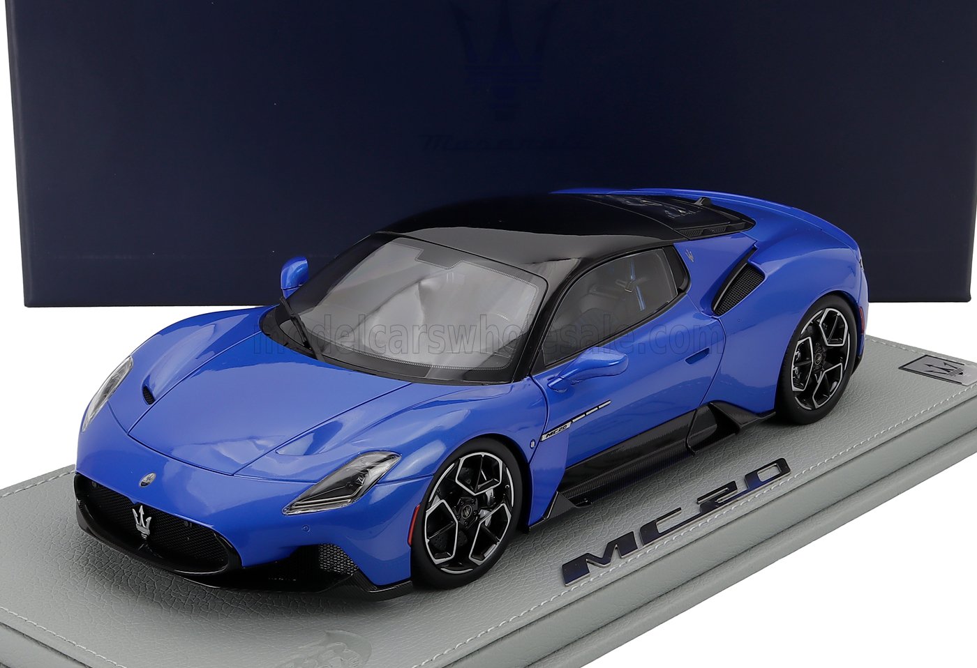 Maserati MC20 2020 Blu Infinito Gloss Black Roof with Showcase Maserati Models 1:18 scale model