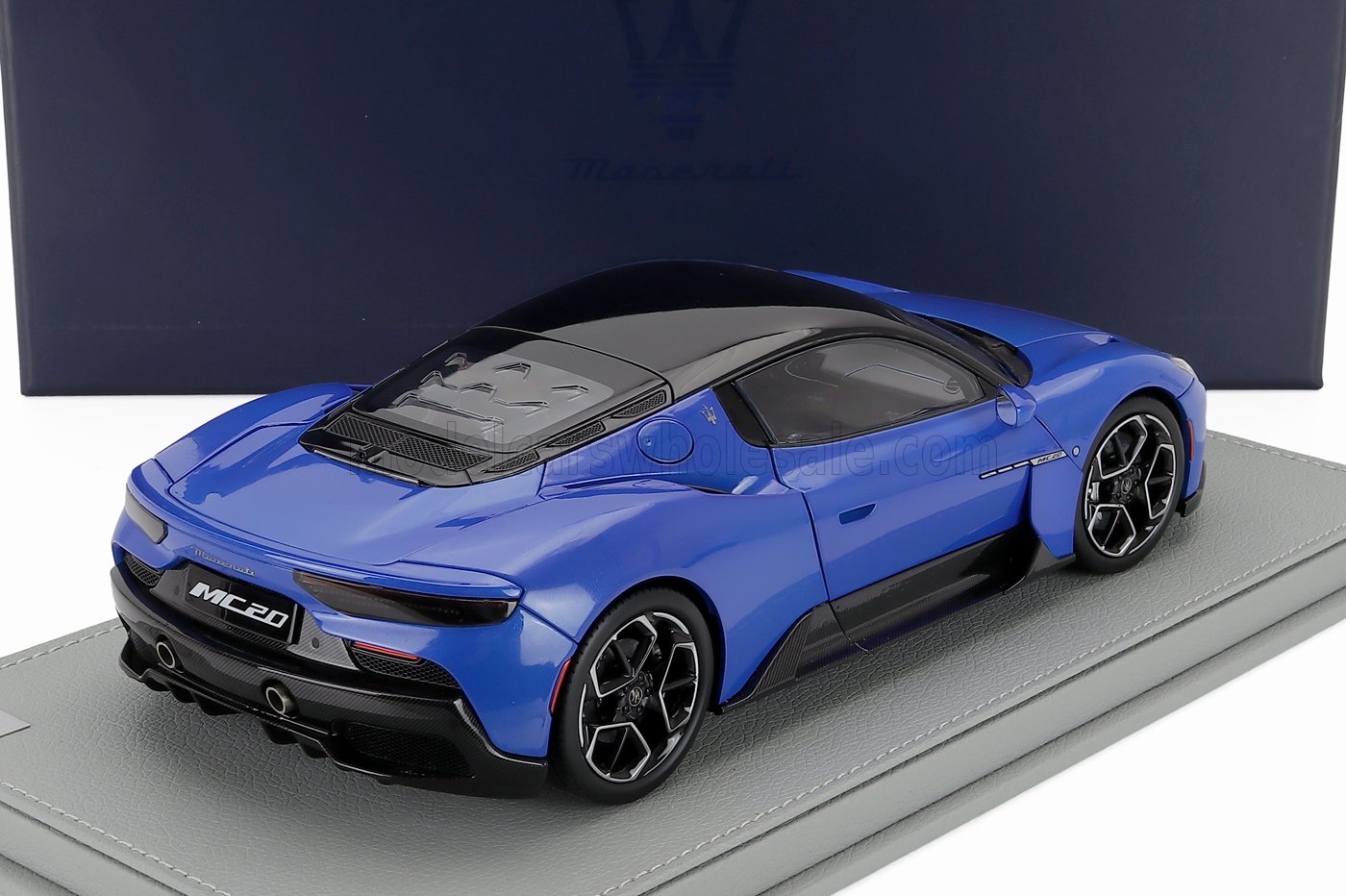 Maserati MC20 2020 Blu Infinito Gloss Black Roof with Showcase Maserati Models 1:18 scale model - image 2